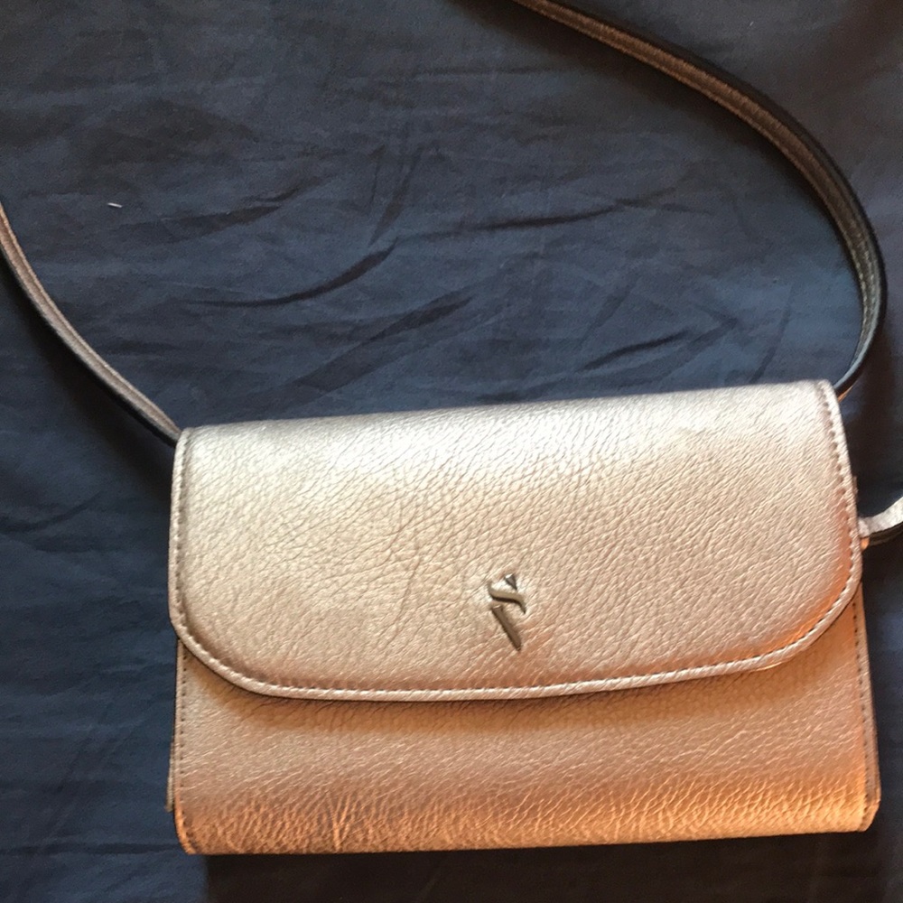 Beautiful crossbody with removable strap for a clutch- gold excellent condition